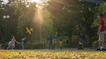 无论男女老幼都能在这个绿意盎然的草坪上休息、放松。